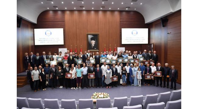 1.'ler ödüllerini Vaki Aksoy'dan aldı