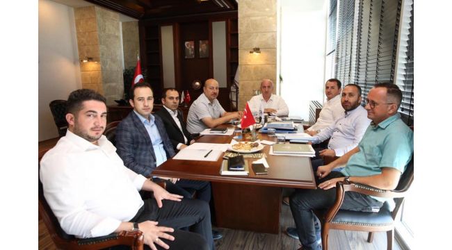 Bıyık hizmet işini sıkı tutuyor