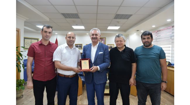 Eğitimcilerden, eğitim gönüllüsüne plaket