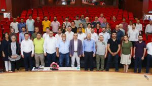 Çiftçi meslektaşlarıyla bir araya geldi