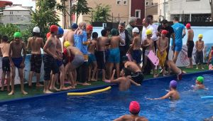 Dilovalı çocukların havuz sefası
