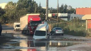 Gebze'de yol çöktü araç içine girdi