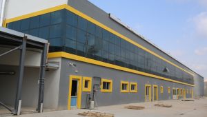 Modern mezbaha binasında kesim için sıra alınıyor