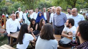 AK Partililer millet bahçesine indi