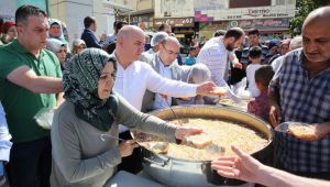 Başkan Bıyık Darıcalılara aşure dağıttı