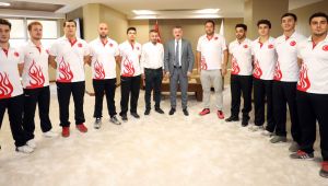 Başkan Büyükakın, şampiyon takımı ağırladı