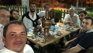 Bıyık, gençlerle iki muhabbetin belini kırdı