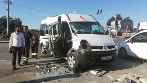 Çayırova'da servis araçları çarpıştı; 6 yaralı