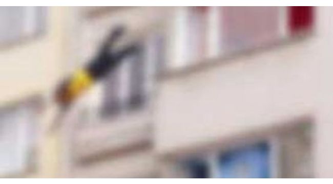 Eşinin elinden silahı alarak balkondan atladı