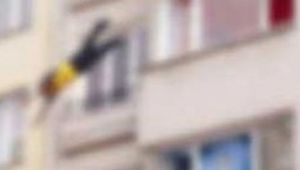 Eşinin elinden silahı alarak balkondan atladı