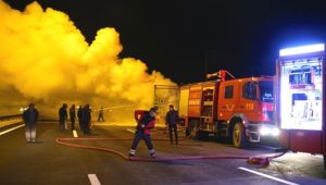 Gebze'de seyir halindeki TIR yandı!