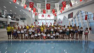 Genç yüzücüler sertifikalarını aldı