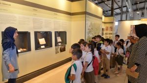 Kitap okuyup elleriyle kağıt ürettiler