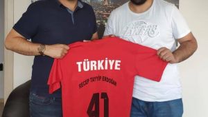 Turan'dan Arslan'a anlamlı hediye