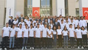 Vali Aksoy, ücretsiz koleje gitti