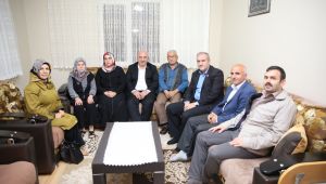 Bıyık, hacıları ziyaret edip anılarını dinliyor