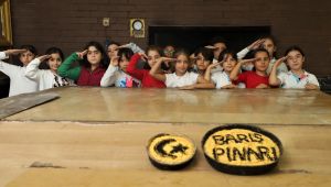 Çocuklar ekmek yaptı, Mehmetçiğe selam yolladı