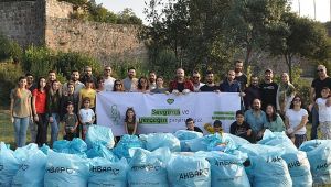 Eskihisar Kalesi'nden 80 poşet çöp topladılar