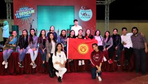 Gençlik festivalinde, kardeşlik halayı