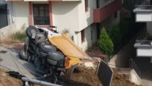 Hafriyat kamyonu uçuruma yuvarlandı