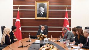 Her pazartesi valiliğe bekliyoruz