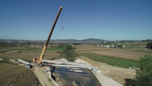 İki köyü birleştiren köprünün kirişleri yerleştirildi