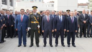 İlçe protokolü Atatürk Anıtına çelenk sundu