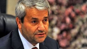 İstifa eden Ergün'ün resmi hala baş köşede