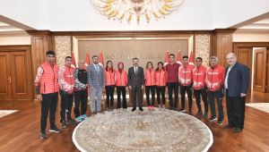 Milli sporcular Vali Aksoy'u ziyaret etti
