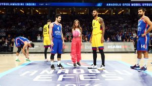 Pembe Top Bensu Soral’da