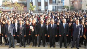 Protokol, FSM Lisesi’nde bayrak törenine katıldı