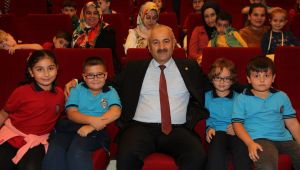 Tiyatroyu Başkan Amcalarıyla izlediler