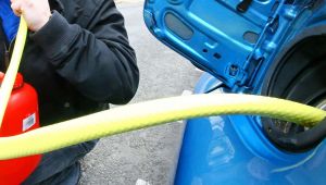 Araçlardan akaryakıt çalan şahıslar yakalandı