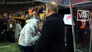 Arda Turan, Fatih Terim'in elini öptü