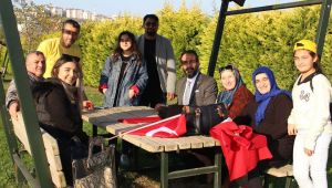 Arif Gülen, aile portresi çiziyor