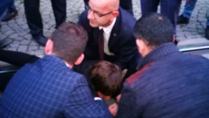 Aydın Ünlü ambulans gelene kadar başında bekledi