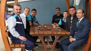 Başkan Büyükakın’dan engelli personele doğum günü pastası