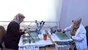 Büyükşehir Konservatuvarı’nda ebru öğreniyorlar