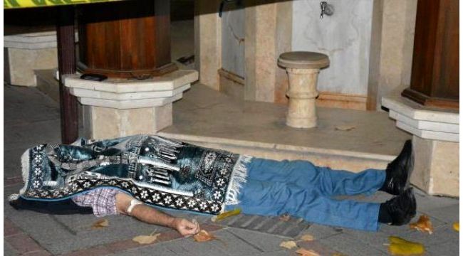 Camide kalp krizi geçirip öldü