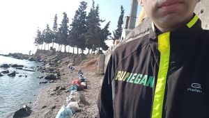 Darıca Sahil'de 30 poşet çöp topladı