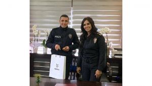 Denize atlayarak kız çocuğunu kurtaran kahraman polis ödüllendirildi