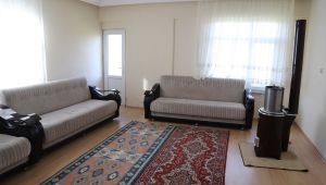 Her gün kapı kapı gezip yardım dağıtıyorlar