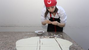 KO-MEK Mutfağında mantı açan yabancı gelin