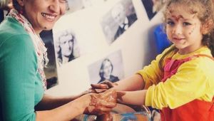 Miniklere çamuru sevdiren sanatçı