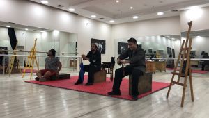 ‘Otobüs Durağında Üç Bencil’