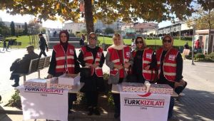 Oya Tunçel lokum dağıttı