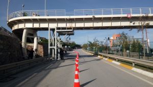 Üst geçidin hasarlı parçası onarılıyor