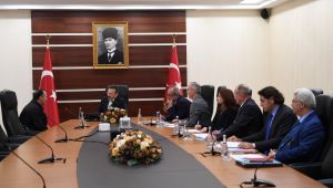 Vali Aksoy vatandaşları dinliyor