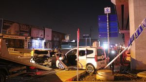 2 araç kafa kafaya çarpıştı