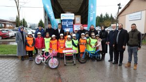 En sevdikleri oyuncaklarını Suriyeli kardeşlerine gönderdiler